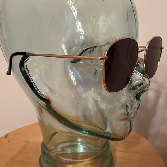 Quay Australia sunglasses - $ FIRM - Picture 6 of 12